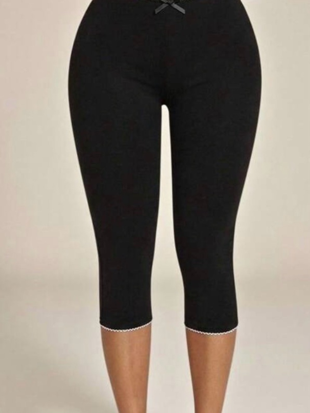 SHEIN Black Cropped Capris with Scalloped Hem